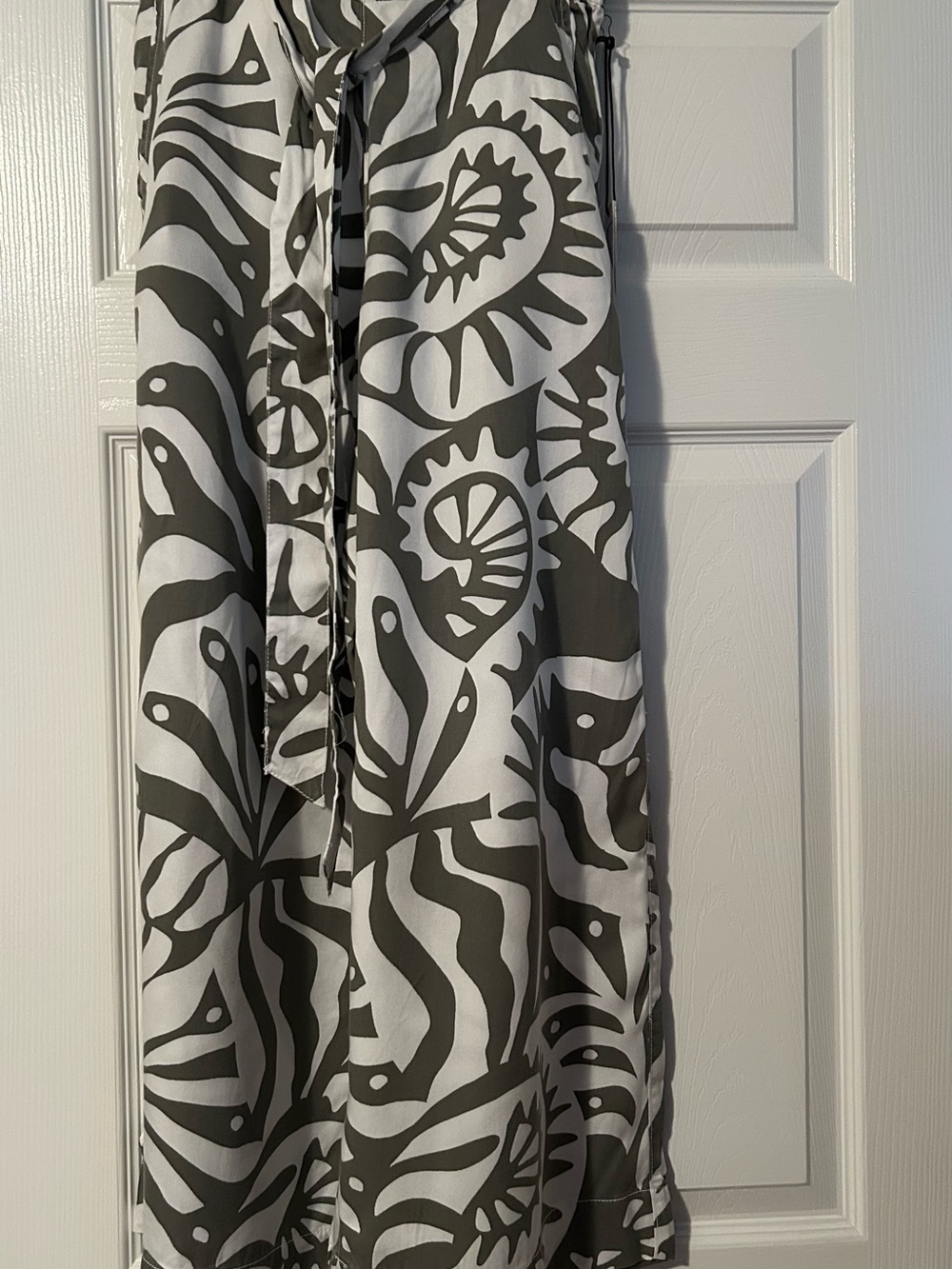 Nicole Miller Gray and White Abstract Wide-Leg Flowy Pants
